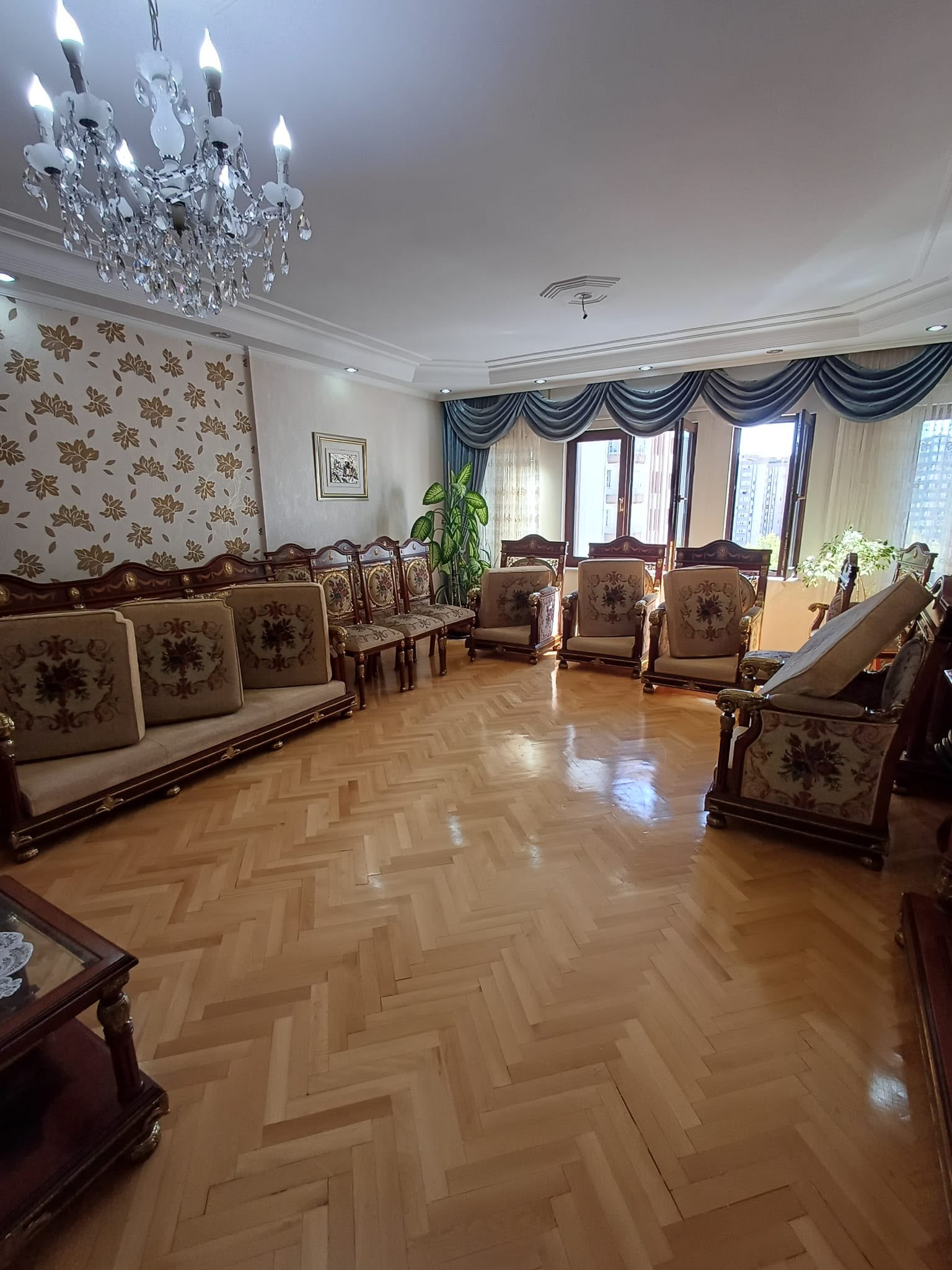 Perde uygulaması yapılmış salon